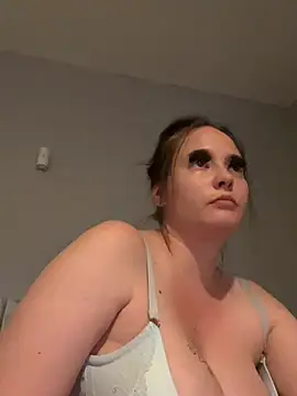 Snapshot of Poppylooloo chatting on May 25, 2026, 8:07 pm Poppylooloo online show from May 25, 2026, 8:07 pm