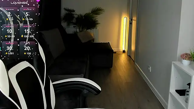 Leslie Scott online show from June 15, 2026, 1:06 am