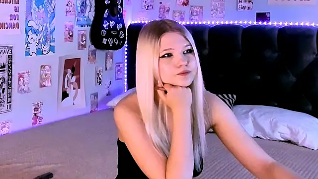 Snapshot of LunariaFox chatting on May 14, 2026, 2:58 pm LunariaFox online show from May 14, 2026, 2:58 pm