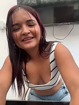 AlissonContreras  online show from May 11, 2026, 4:04 pm