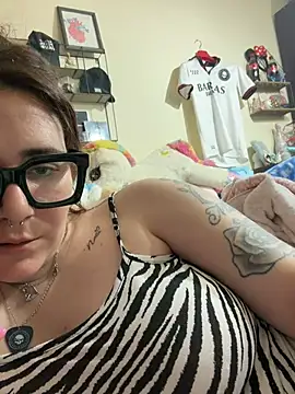 lauasg97 online show from April 22, 2026, 11:55 pm