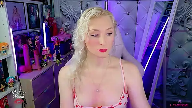 Snapshot of Madame_Blonde chatting on July 11, 2026, 5:19 am Madame Blonde online show from July 11, 2026, 5:19 am
