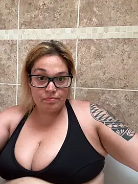 SecretRavenXO online show from May 26, 2026, 7:56 pm