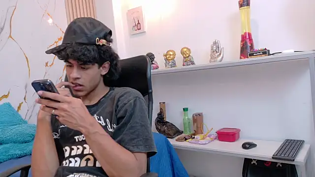 Snapshot of Zayn_Fox32 chatting on July 1, 2026, 7:03 pm Zayn Fox32 online show from July 1, 2026, 7:03 pm