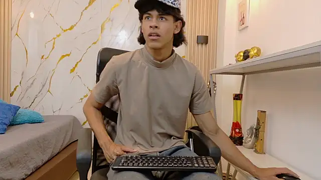 Snapshot of Zayn_Fox32 chatting on July 17, 2026, 6:05 pm Zayn Fox32 online show from July 17, 2026, 6:05 pm