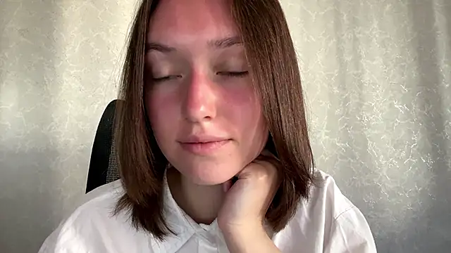LisaSunrise online show from May 2, 2026, 1:33 am