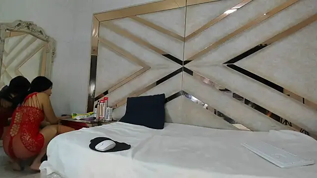 Snapshot of AuroraHoney32 chatting on May 19, 2026, 11:56 pm AuroraHoney32 online show from May 19, 2026, 11:56 pm