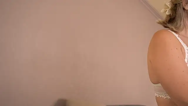 Snapshot of Lunea_Evienne_ chatting on July 30, 2026, 8:13 am Lunea Evienne online show from July 30, 2026, 8:13 am