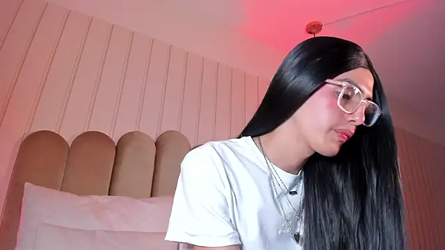 Snapshot of nicki-west chatting on June 7, 2026, 3:28 pm nicki-west online show from June 7, 2026, 3:28 pm