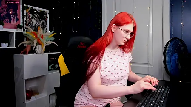Snapshot of Queen_Milena chatting on June 25, 2026, 11:48 am Queen Milena online show from June 25, 2026, 11:48 am