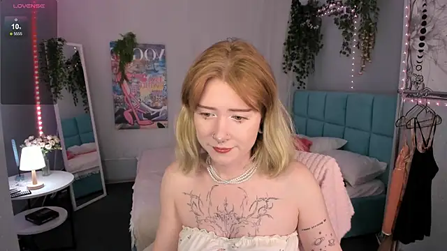 Snapshot of Elira_Vane chatting on July 17, 2026, 2:53 am Elira Vane online show from July 17, 2026, 2:53 am