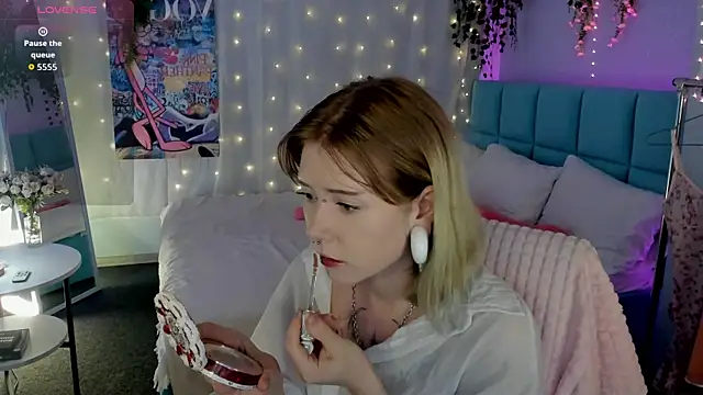 Snapshot of Elira_Vane chatting on July 5, 2026, 3:00 am Elira Vane online show from July 5, 2026, 3:00 am