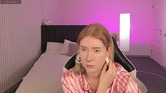 Snapshot of Elira_Vane chatting on June 30, 2026, 2:55 am Elira Vane online show from June 30, 2026, 2:55 am