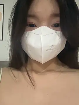 Snapshot of Ni_Tran chatting on May 4, 2026, 2:20 pm Ni Tran online show from May 4, 2026, 2:20 pm