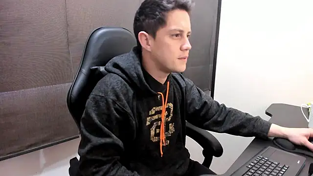Snapshot of KendricTorres chatting on June 29, 2026, 1:33 pm KendricTorres online show from June 29, 2026, 1:33 pm