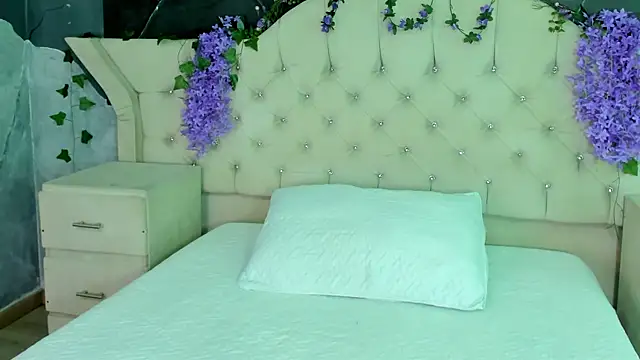 Snapshot of HayleyRoss_ chatting on May 27, 2026, 2:24 pm HayleyRoss online show from May 27, 2026, 2:24 pm