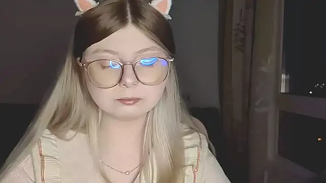 Snapshot of YukiBlush chatting on May 6, 2026, 4:44 pm YukiBlush online show from May 6, 2026, 4:44 pm