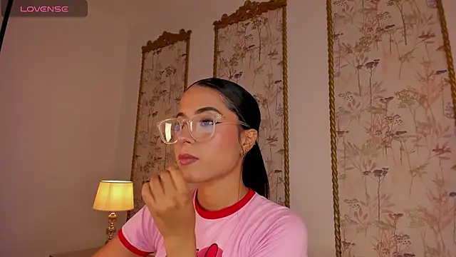 Snapshot of sara_castro24_ chatting on August 8, 2026, 8:27 pm sara castro24 online show from August 8, 2026, 8:27 pm