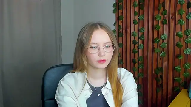 FloraLarsson online show from May 27, 2026, 3:36 am