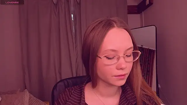 FloraLarsson online show from May 4, 2026, 10:29 am