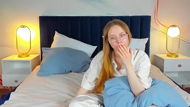 FloraLarsson online show from June 3, 2026, 2:33 pm