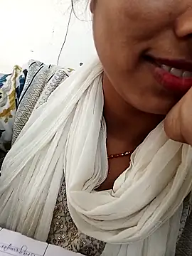 Simmi-00 online show from May 5, 2026, 7:44 am
