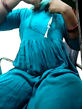 Simmi-00 online show from May 9, 2026, 4:49 am