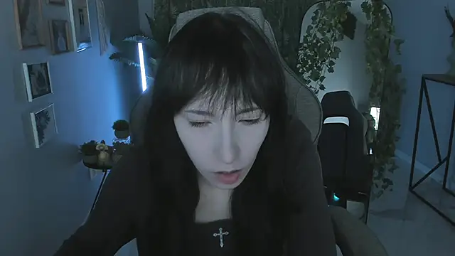 SeraphineSparda online show from June 20, 2026, 12:43 pm