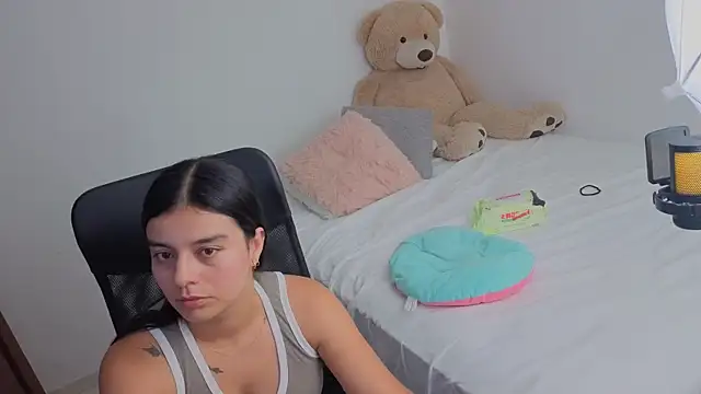 Snapshot of valerihouse_ chatting on May 14, 2026, 1:35 am valerihouse online show from May 14, 2026, 1:35 am
