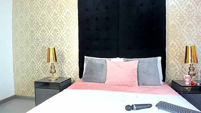Snapshot of emilly_sweett chatting on May 28, 2026, 8:15 pm emilly sweett online show from May 28, 2026, 8:15 pm