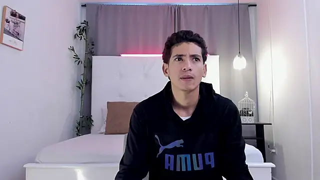 Snapshot of Alejo-and-Thiago chatting on June 20, 2026, 12:32 pm Alejo-and-Thiago online show from June 20, 2026, 12:32 pm