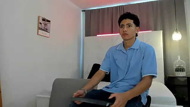 Snapshot of Alejo-and-Thiago chatting on May 10, 2026, 1:14 pm Alejo-and-Thiago online show from May 10, 2026, 1:14 pm