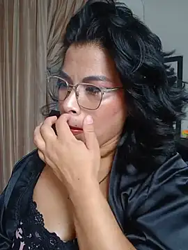 Aurorasaenz  online show from July 7, 2026, 2:42 pm