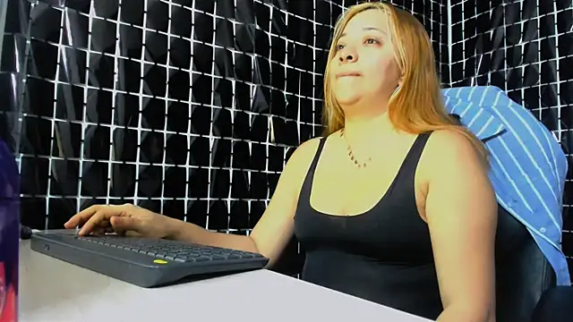 MissAlmaFenix online show from May 27, 2026, 4:36 pm