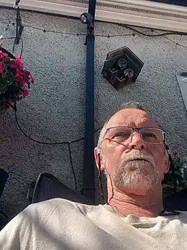 Snapshot of Moonraker64 chatting on May 26, 2026, 3:32 pm Moonraker64 online show from May 26, 2026, 3:32 pm