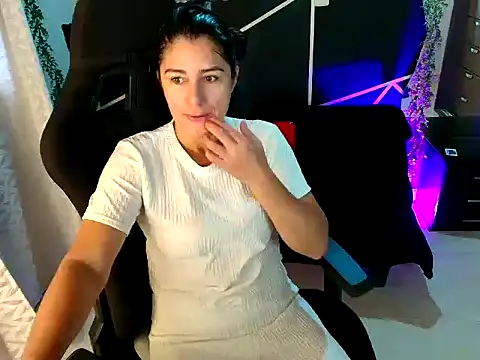 LUCYMILF SEXY online show from May 6, 2026, 11:58 am