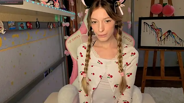 MiaMooonn online show from July 12, 2026, 12:39 pm