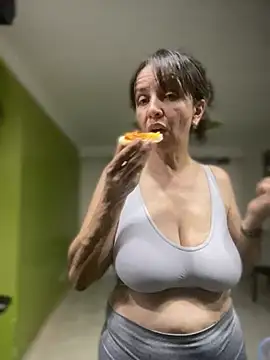 Soy Camila8 online show from June 17, 2026, 12:11 am