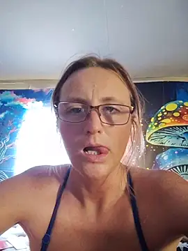 Snapshot of Queenle91 chatting on May 17, 2026, 8:42 pm Queenle91 online show from May 17, 2026, 8:42 pm
