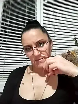 Snapshot of MillaMia45 chatting on May 9, 2026, 7:28 pm MillaMia45 online show from May 9, 2026, 7:28 pm