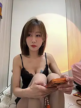 yumi44234 online show from May 6, 2026, 6:28 am