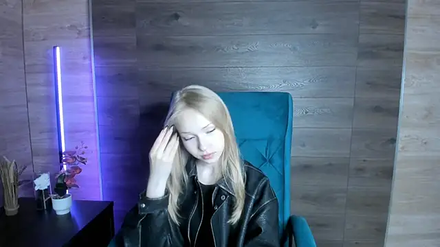 LovvieLov online show from May 6, 2026, 9:02 am