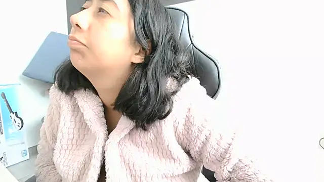Snapshot of saramaSS chatting on June 15, 2026, 7:35 pm saramaSS online show from June 15, 2026, 7:35 pm