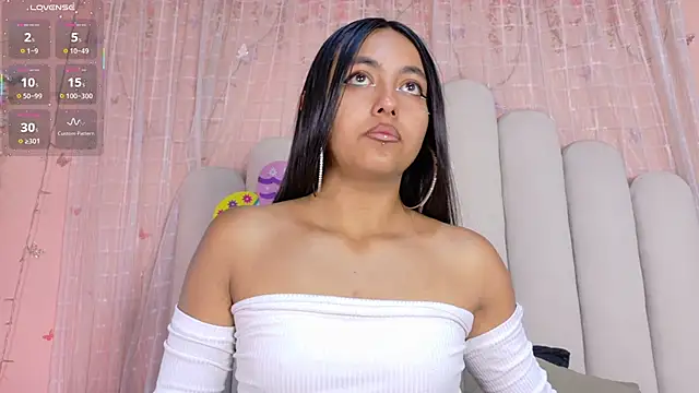 Hollyyqueen  online show from June 17, 2026, 7:35 pm