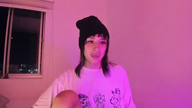 Snapshot of vandalovee_ chatting on May 13, 2026, 11:56 pm vandalovee online show from May 13, 2026, 11:56 pm