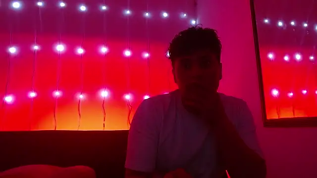 Snapshot of Wildseductor1 chatting on May 8, 2026, 9:40 pm Wildseductor1 online show from May 8, 2026, 9:40 pm