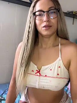 Snapshot of Mileyjenner1 chatting on May 8, 2026, 12:53 pm Mileyjenner1 online show from May 8, 2026, 12:53 pm