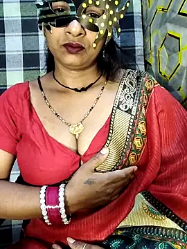 Snapshot of Juli_80 chatting on May 13, 2026, 6:37 pm Juli 80 online show from May 13, 2026, 6:37 pm