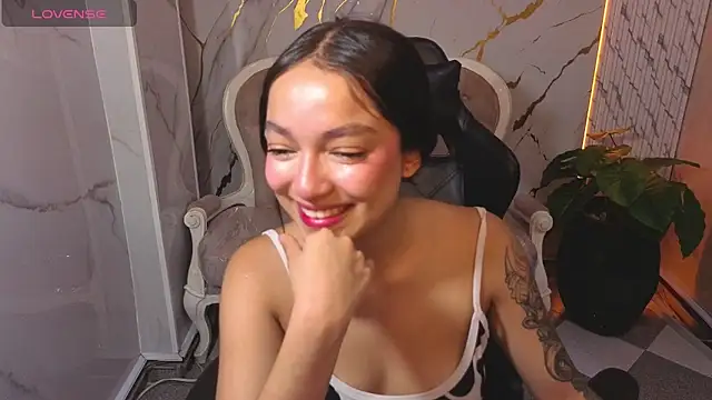 Snapshot of Cinnamon_b chatting on May 25, 2026, 7:56 pm Cinnamon b online show from May 25, 2026, 7:56 pm