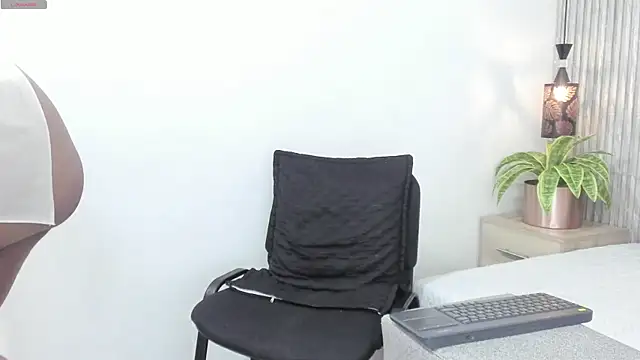Snapshot of Bella_adamss_ chatting on June 7, 2026, 4:01 pm Bella adamss online show from June 7, 2026, 4:01 pm
